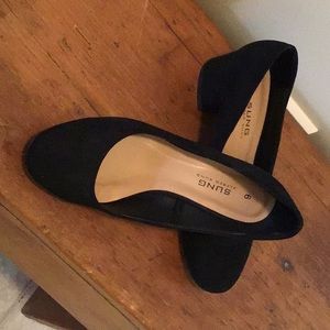 Alfred Sung black pumps